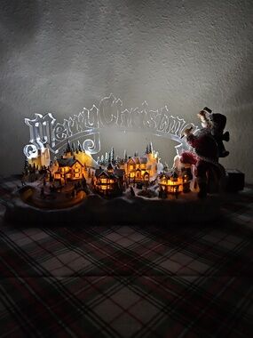 Thomas Kinkade "Santa's Inspiration" Illuminated Musical Holiday Decor